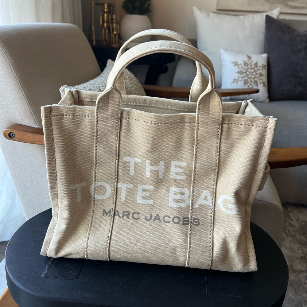 THE CANVAS
MEDIUM TOTE BAG